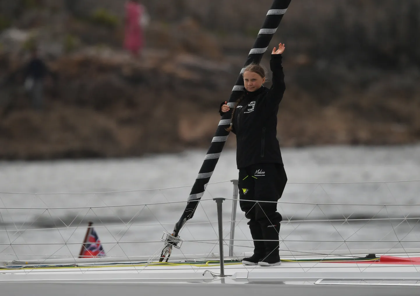 Kliimaaktivist Greta Thunberg võistluspurjeka Malizia II pardal