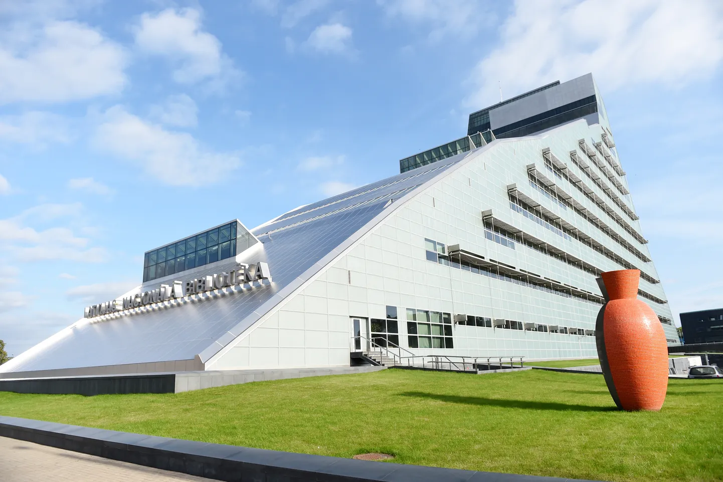 Pirmā daļa no Latvijas Mākslas akadēmijas profesora Ojāra Pētersona lielformāta objekta "Lielā vāze" pie Latvijas Nacionālās bibliotēkas.