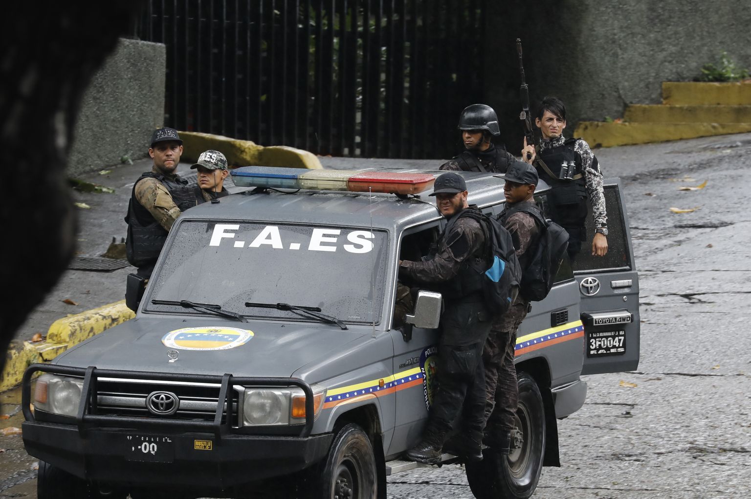 Venezuela julgeolekujõud Caracases patrullimas.