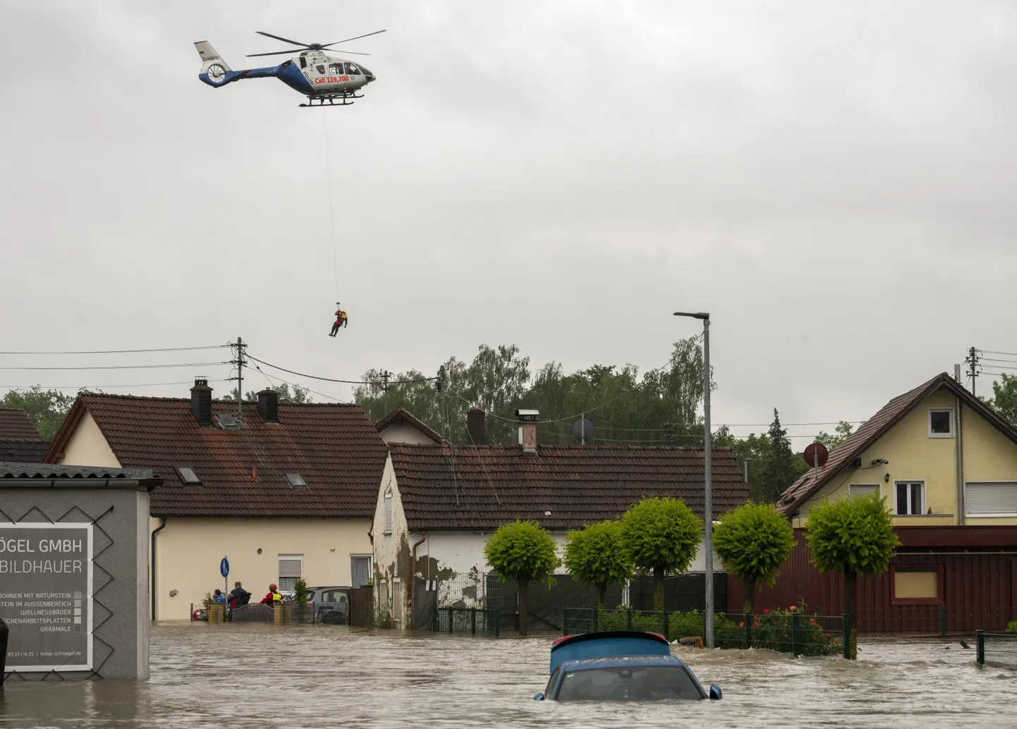 Päästja laskumas alla helikopterist Saksamaal Baieri liidumaal Babenhausenis 1. juunil 2024. aastal.