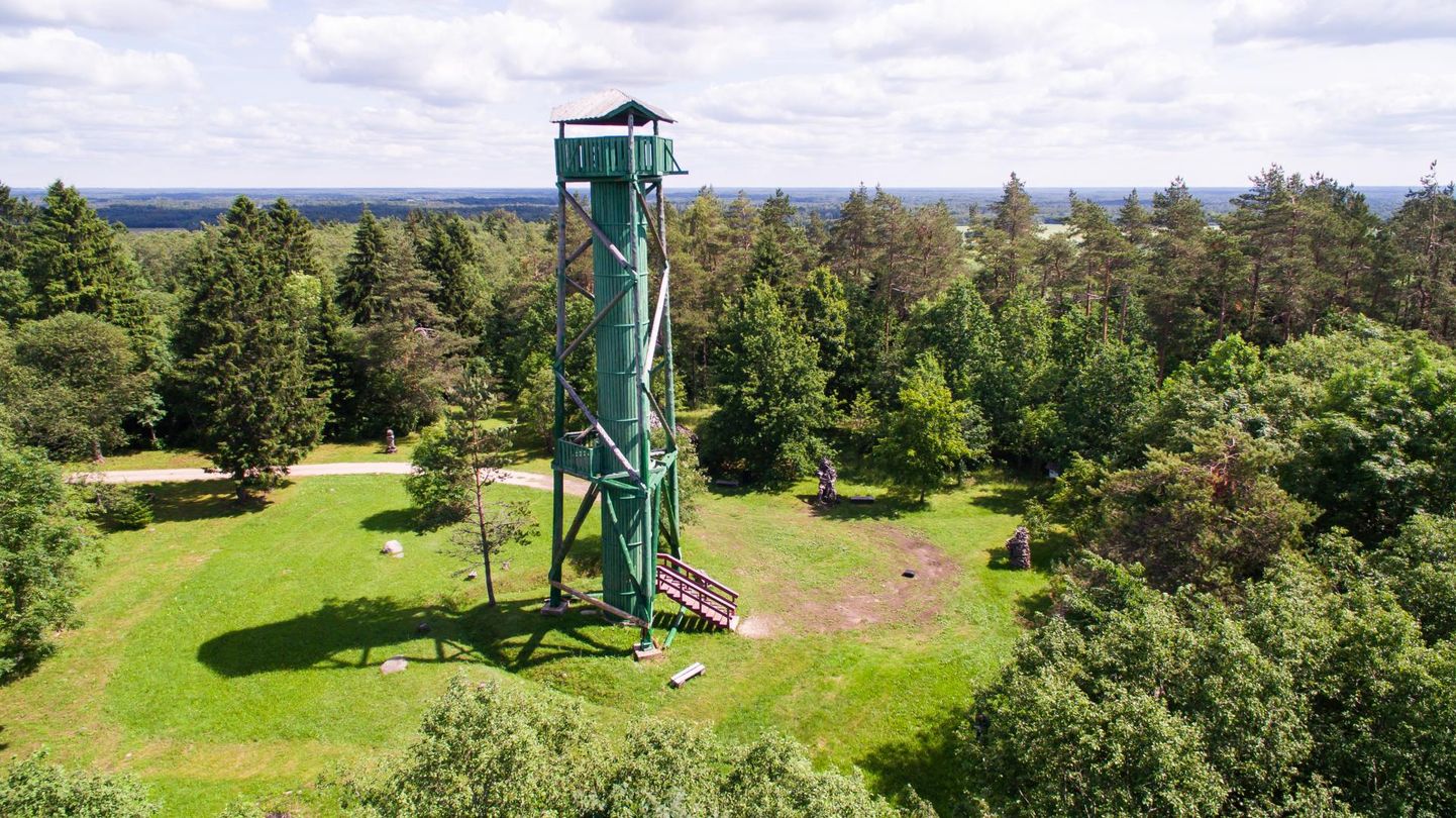 Pandivere kõrgustiku ja kogu Põhja-Eesti kõrgeimas tipus Emumäel seisab omamoodi maamärgina 21,5 meetrit kõrge puidust vaatetorn.