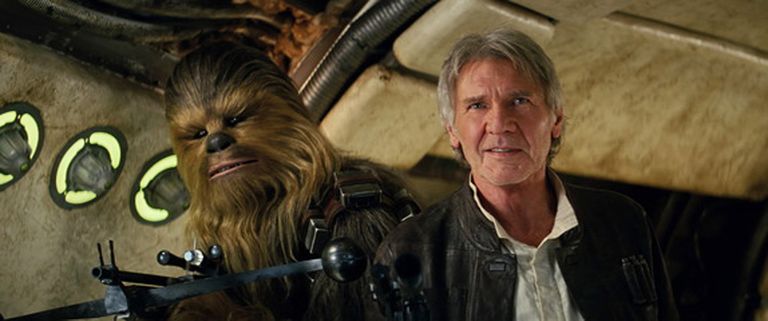 Peter Mayhew Chewbaccana ja Harrison Ford Han Solona filmis «Tähesõjad: jõud tärkab»