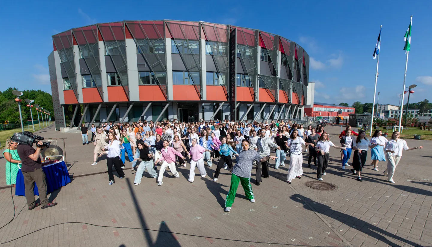 Jõhvi gümnaasiumi õpilased esitasid ETV saate "Terevisioon" lõpus ka oma kooli tantsu.