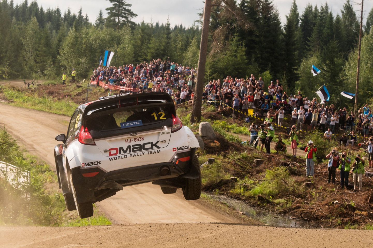 Ott Tänak ja Raigo Mõlder 2016. aasta Soome rallil Dmacki kirjadega Fiesta RS WRC roolis.