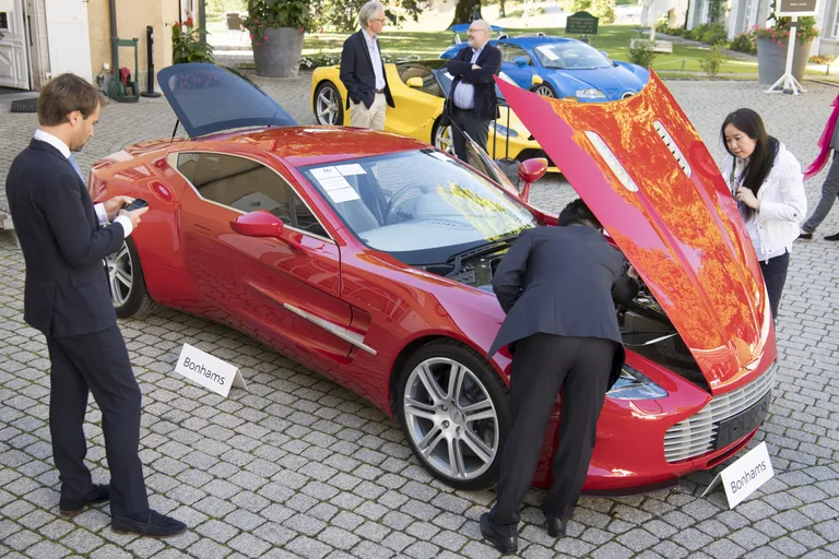 Ekvatoriaal-Guinea asepersidendile Teodoro Nguema Obiang Manguele kuulunud Aston Martin One-77 Coupe (ees) ja Ferrari LaFerrari pandi oksjonile