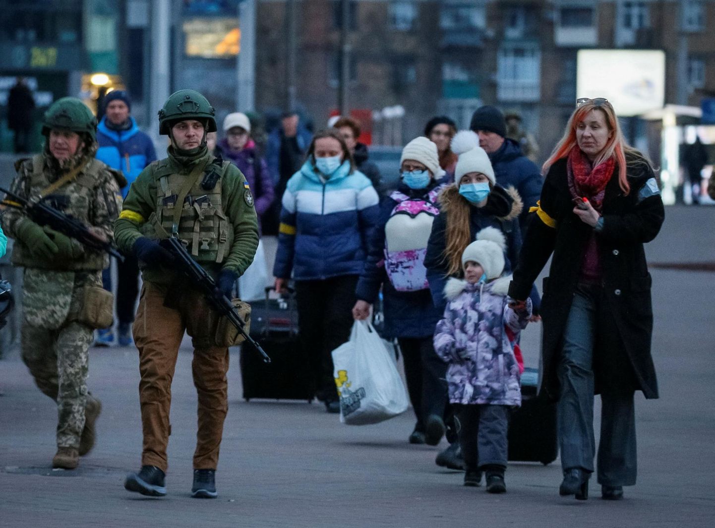 Ukraina sõjaväelased saadavad Kiievi lastehaiglas viibinud lapsi Lvivi suunduvale evakuatsioonirongile. Paljud lapsed jõuavad sõjapõgenikena ka Eestisse.