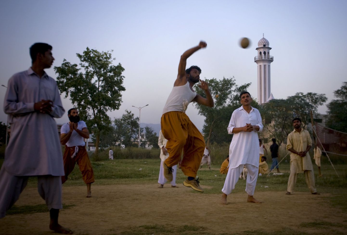Pakistani töölised võrkpalli mängimas.