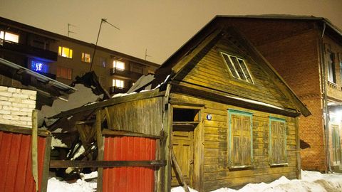 Фото ⟩ Инцидент в Эстонии: скопившийся на крыше снег стал причиной обрушения дома