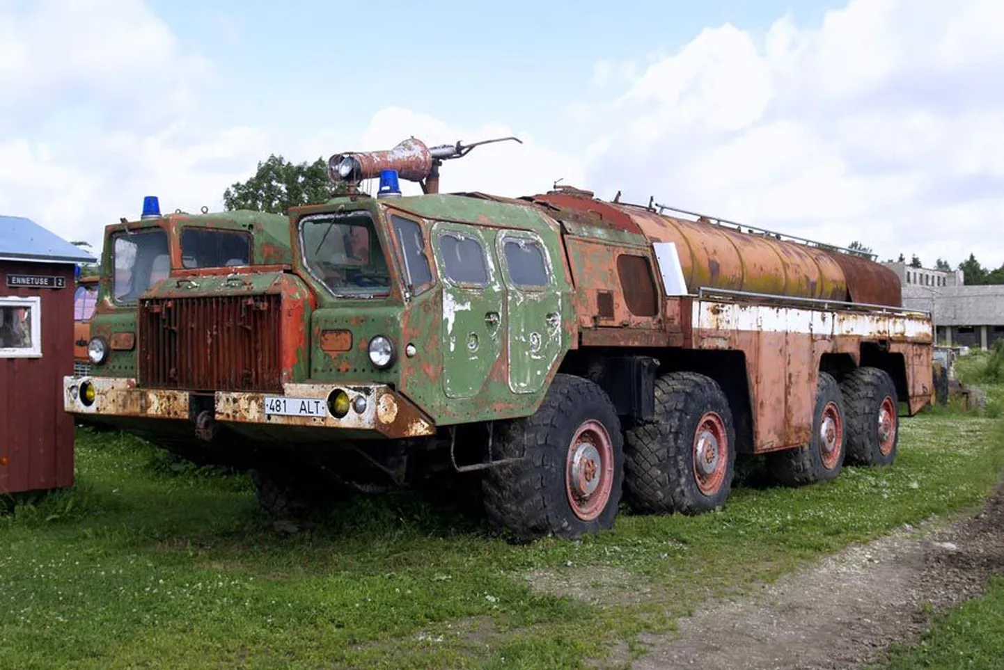 Kustutusauto MAZ-7310 kahe kabiini vahel peeti ühendust kummivooliku ja kahe kopsiku abil.