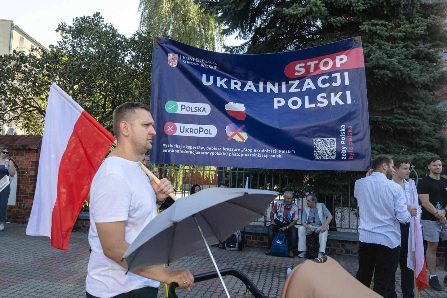 Ukraina toetamise vastane plakat Konföderatsiooni toetajate marsil Varssavis. 