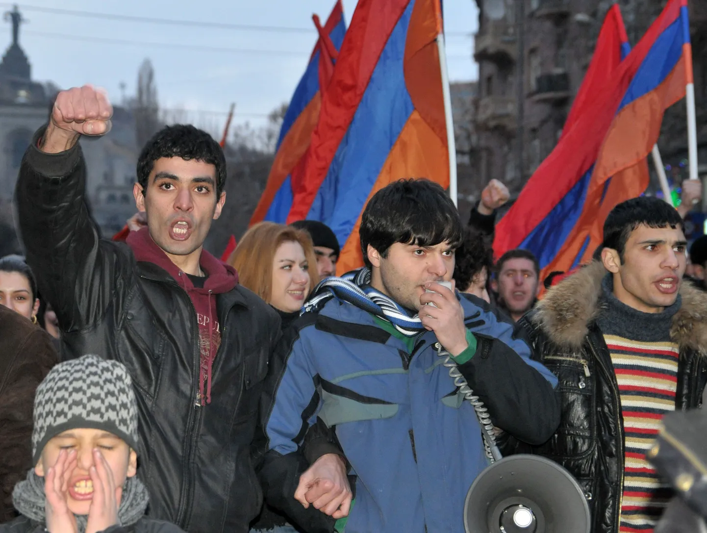 Umbes 5000 Armeenia opositsiooni toetajat nõudis 18. veebruaril Jerevanis valitsuse tagasiastumist.