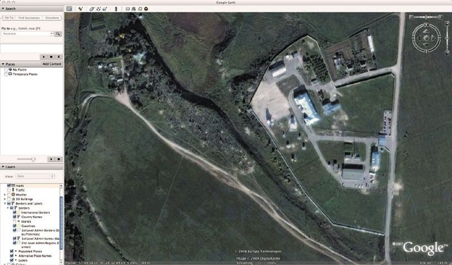 Google Earthist on näha maa-ala Pihkva järve juures, kus veel 2002. aastal ei olnud midagi, nüüd aga asuvad seal salakuulamisbaasi hooned..