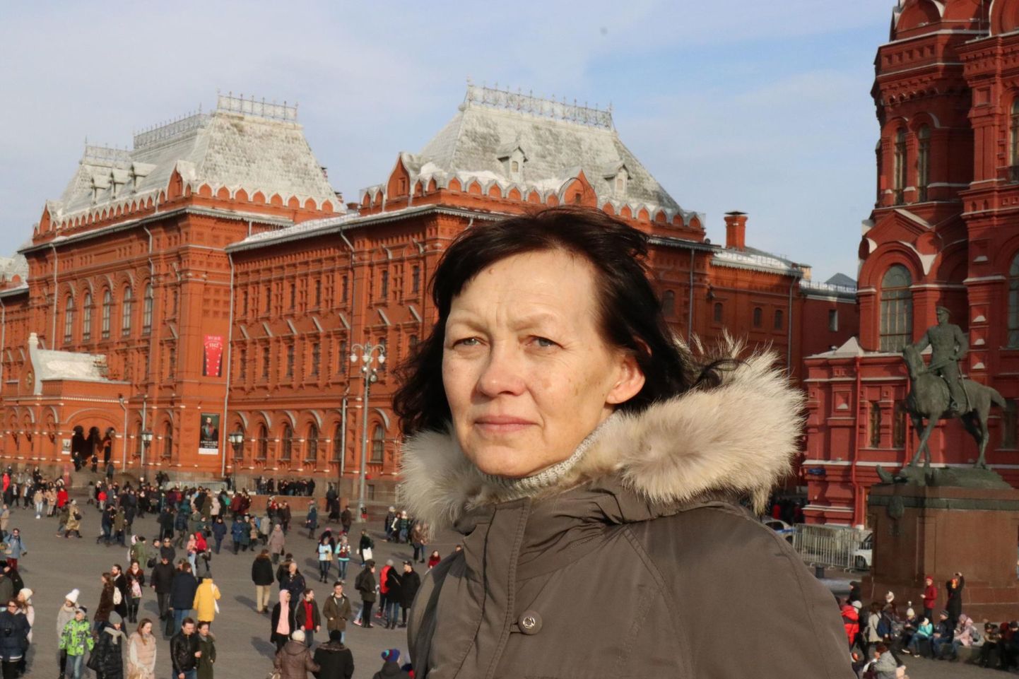 Anne Salak-Horina mullu kevadel Moskvas Punase väljaku lähedal ajaloomuuseumi ees.