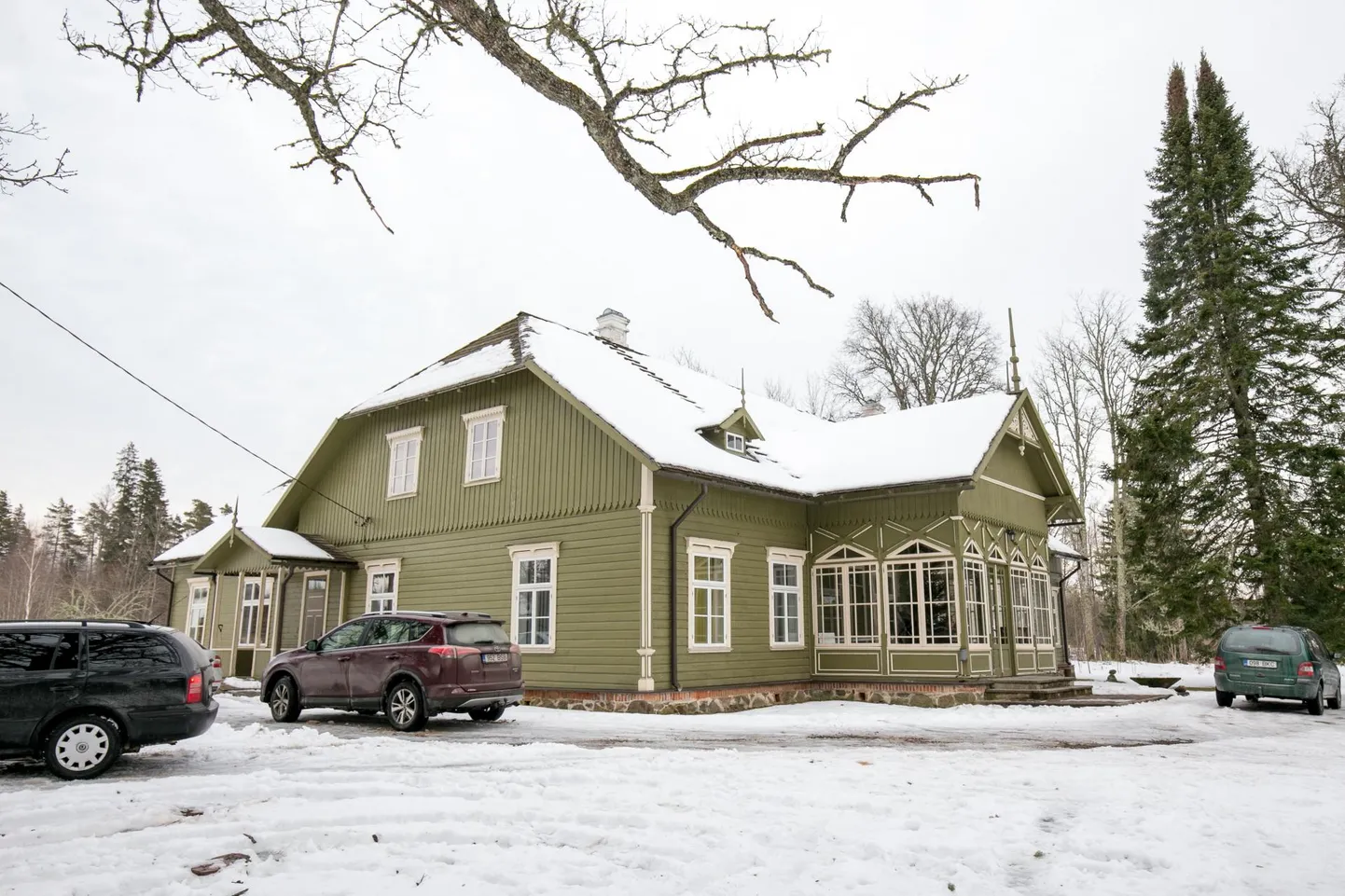Lähkma jõe kaldale ehitati tsaarimetskonna kontor ja metsaülema maja aastal 1901. Surju vald võttis hoone oma bilanssi 2008. aastal ja sellest on kujunenud kogukonnakeskus.