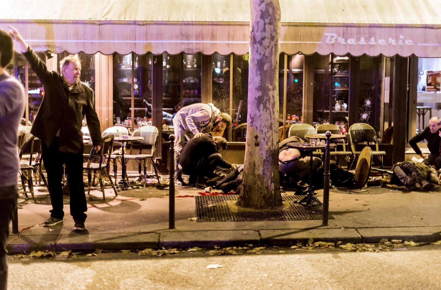 ISISe terrorirünnaku ohvrid 2015. aasta 13. novembril Pariisi Café Bonne Bière’i terrassil. 