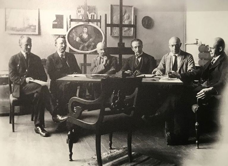 Kasparsionādes dalībnieki Tillberga darbnīcā. No kreisās: Jēkabs Mangulis, Pēteris Pētersons, Rihards Zariņš, Reinholds Kasparsons, Jānis Muncis, Jānis Roberts Tillbergs. 1920. gads