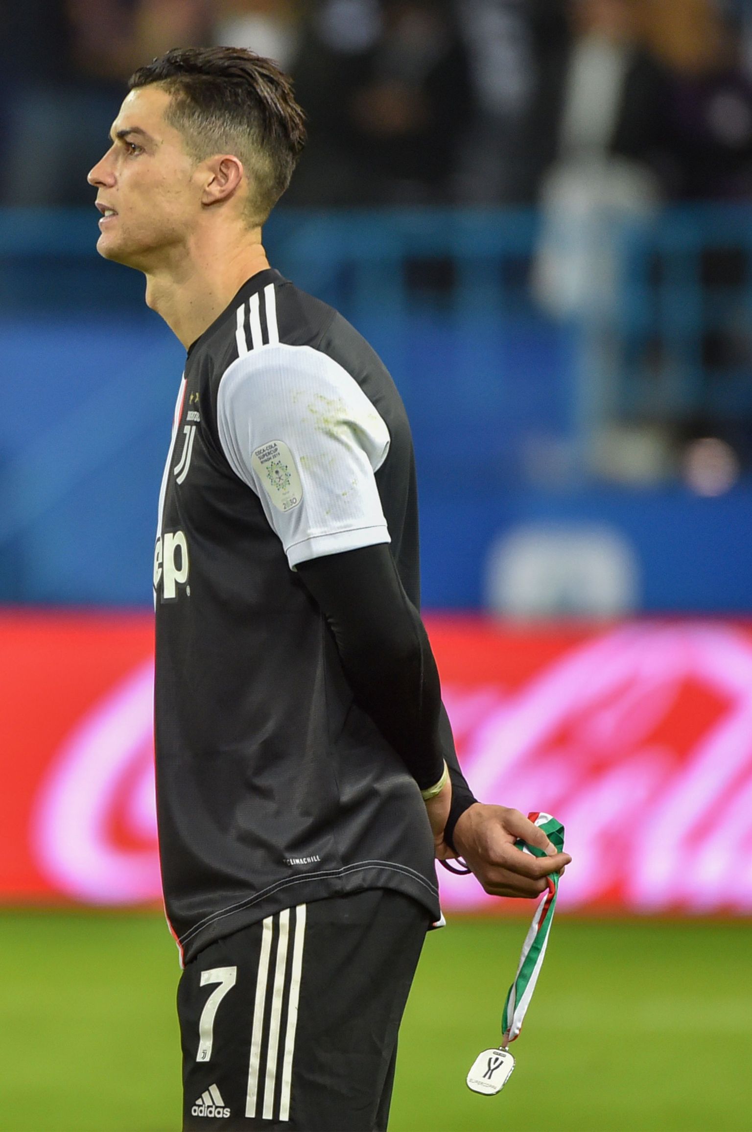 Криштиану Роналду с медалью участника Суперкубка Италии-2019.
