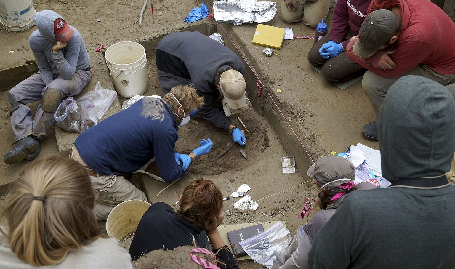 Arheoloogid kaevamas Alaskal välja jääaja laste luustikke