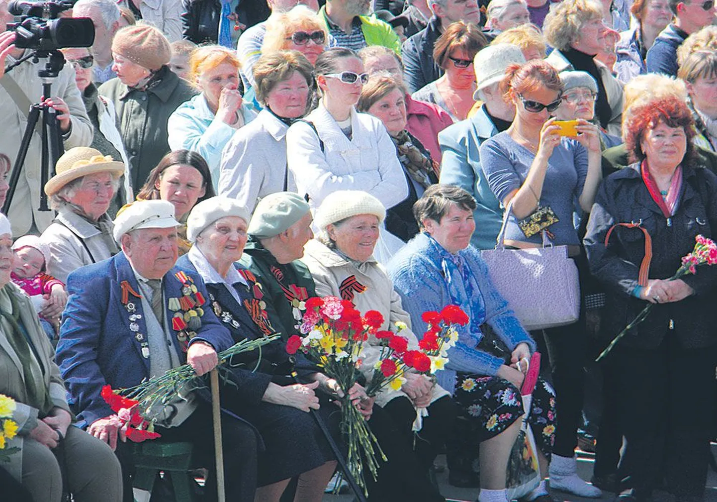 Нарвских ветеранов фронта и тыла с каждым годом становится все меньше, их средний возраст — 85-90 лет, но те, у кого есть силы, обязательно приходят 9 мая на Петровскую площадь.