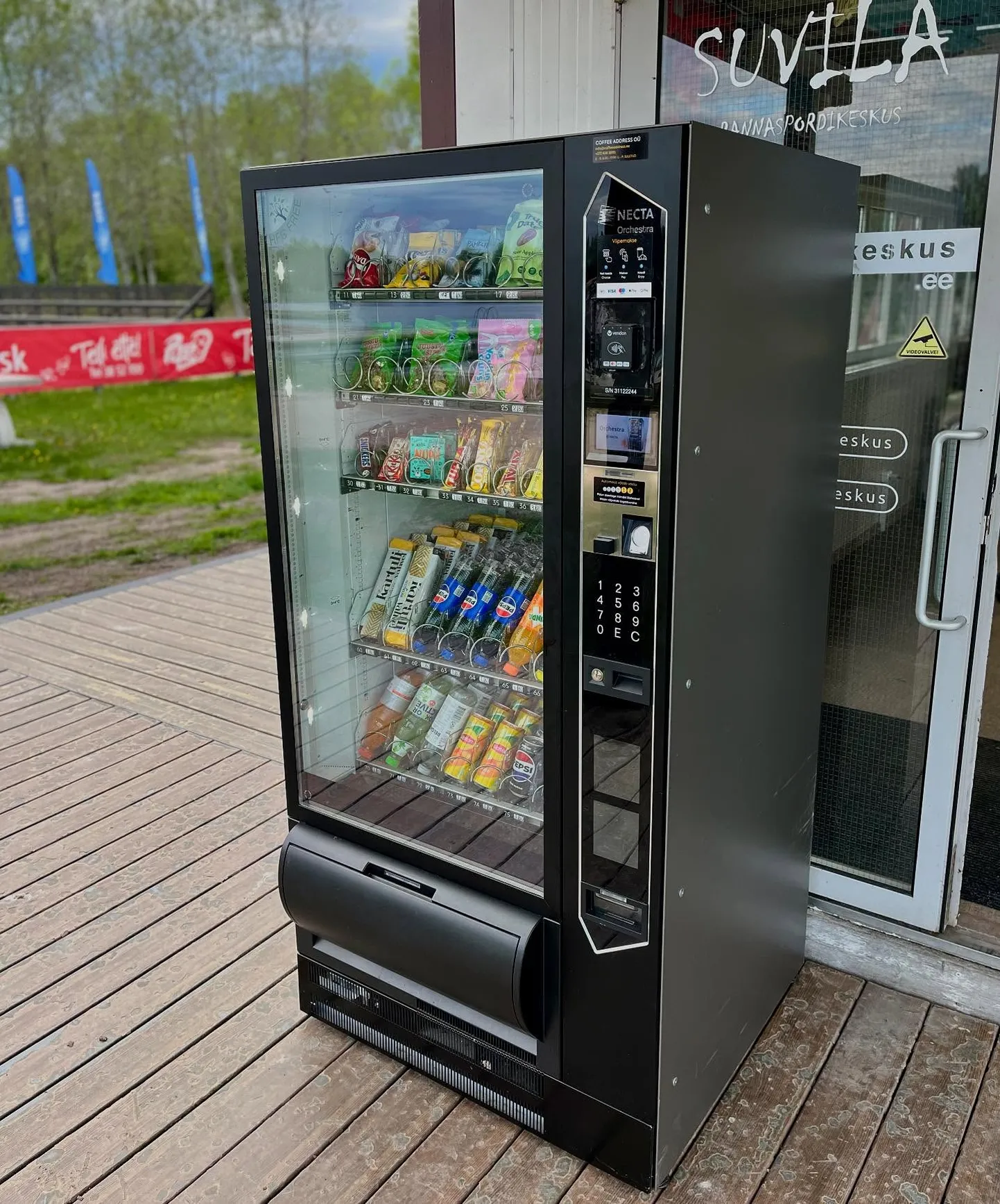 Snäkiautomaadis on lihtne valik sööke ja külmi jooke.