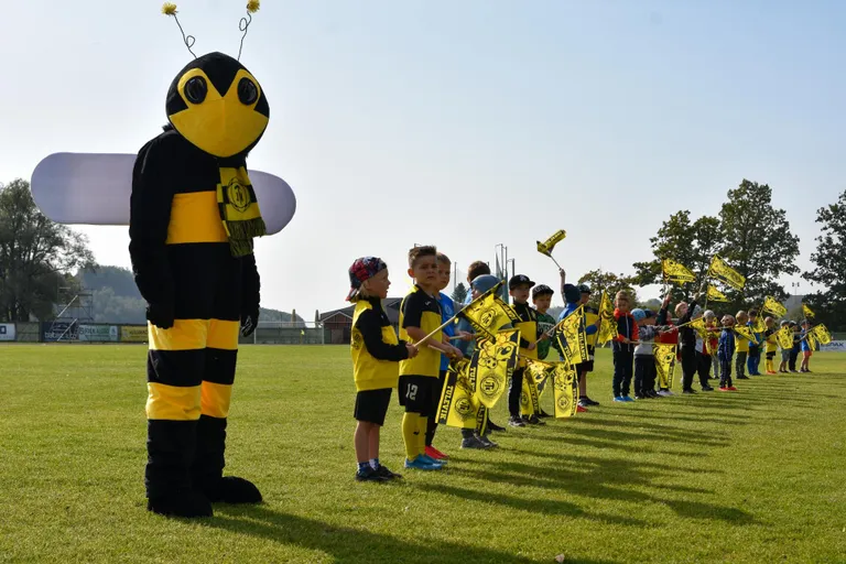Tuleviku maskott Villi koos väikeste fännidega Viljandi JK Tulevik ja FC Kuressaare mängul, 26. septembril 2020.