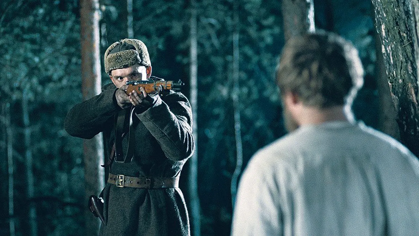 Partisan Burov (Vlad Abašin) on võtnud sihikule «reetur» Suštšenja (Vladimir Svirski).