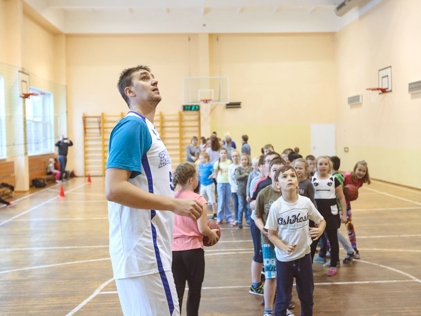 208 sentimeetri pikkune Reinar Hallik tegi 2016. aastal koos lastega Narva keeltelütseumi spordisaalis trenni üle-eestilise korvpalliprojekti "100 kooli" raames.