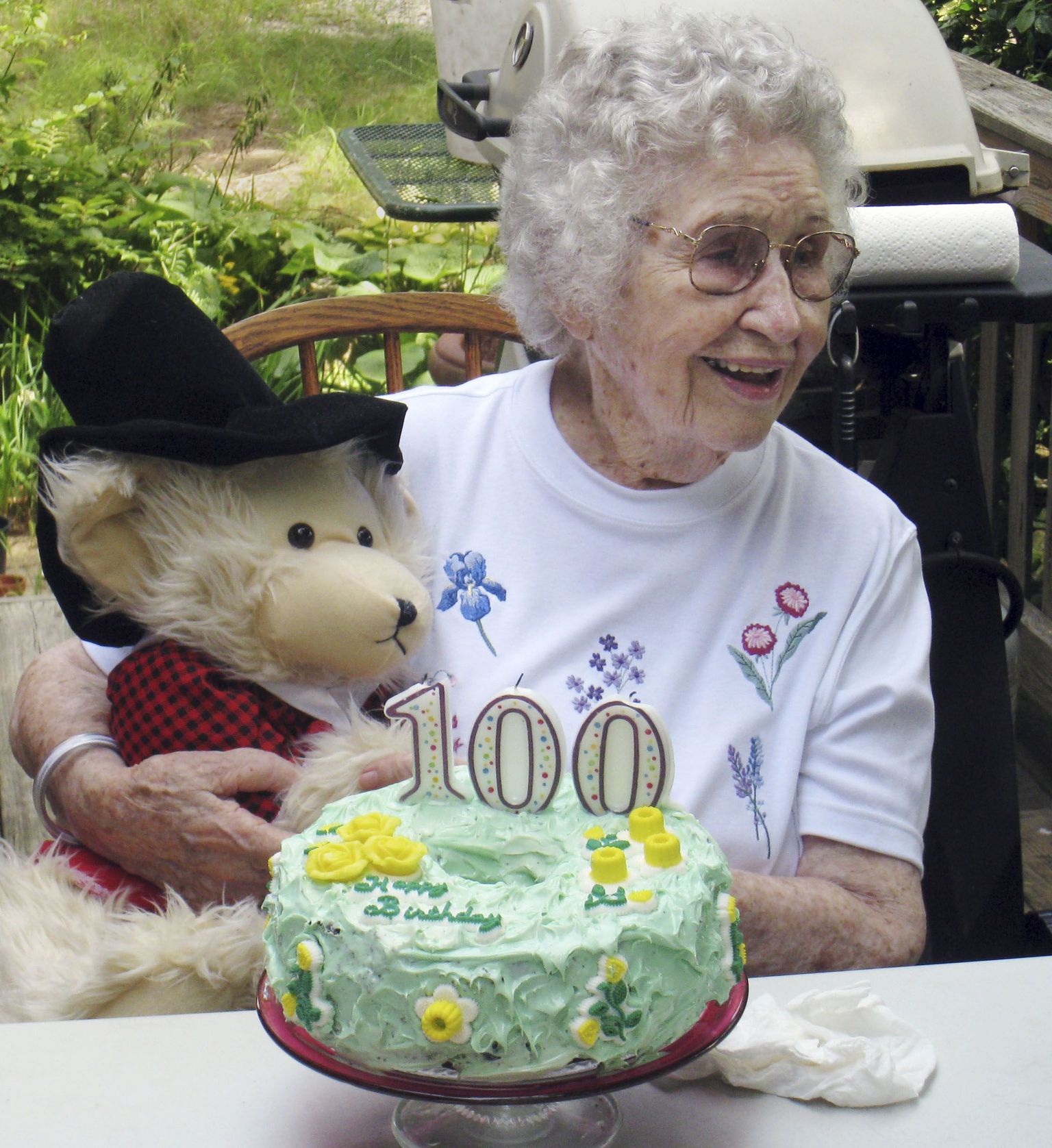 Elizabeth Barrow oma 100. sünnipäeva tähistamas