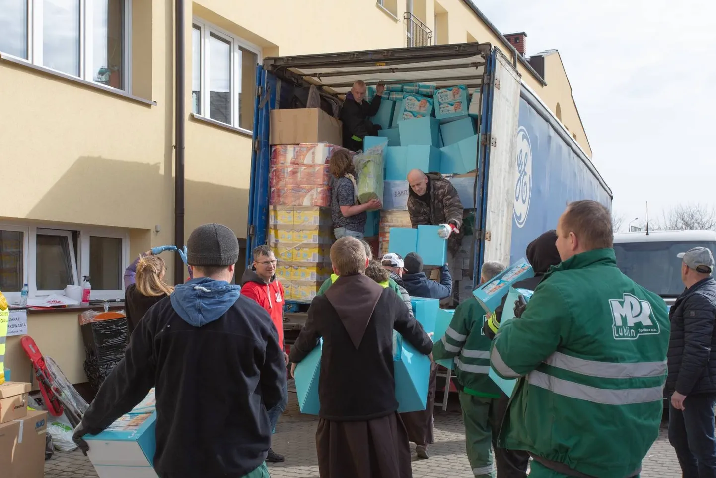 Humanitaarabi laetakse veokisse.