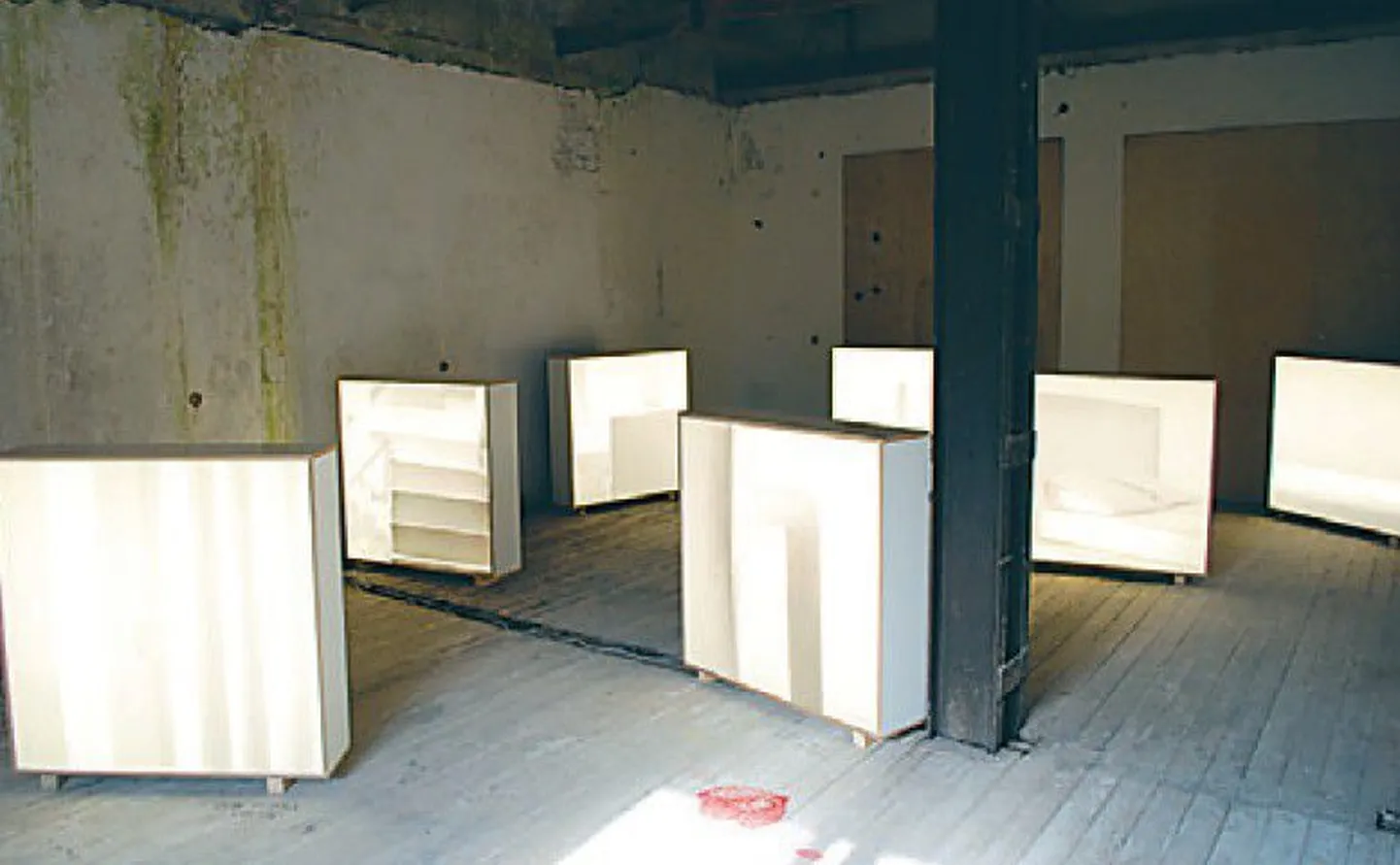 Denes Farkase installatsioon «Close-Up» EKKMis.