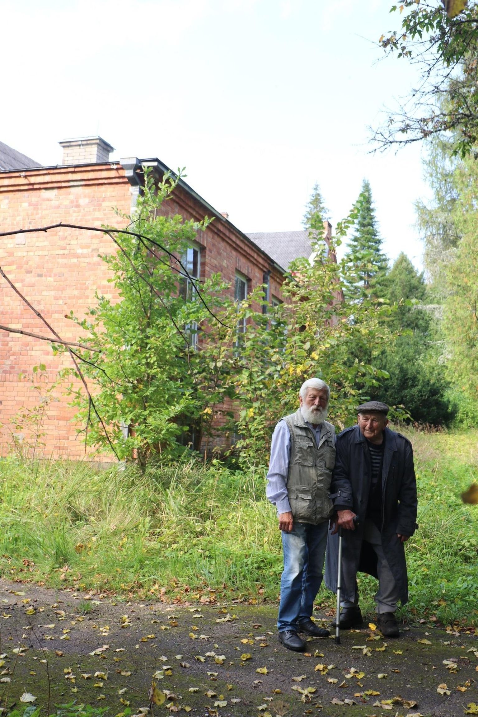 Heino Kängsepp (paremal) ja Uku Joassoone Restu mõisa ees.