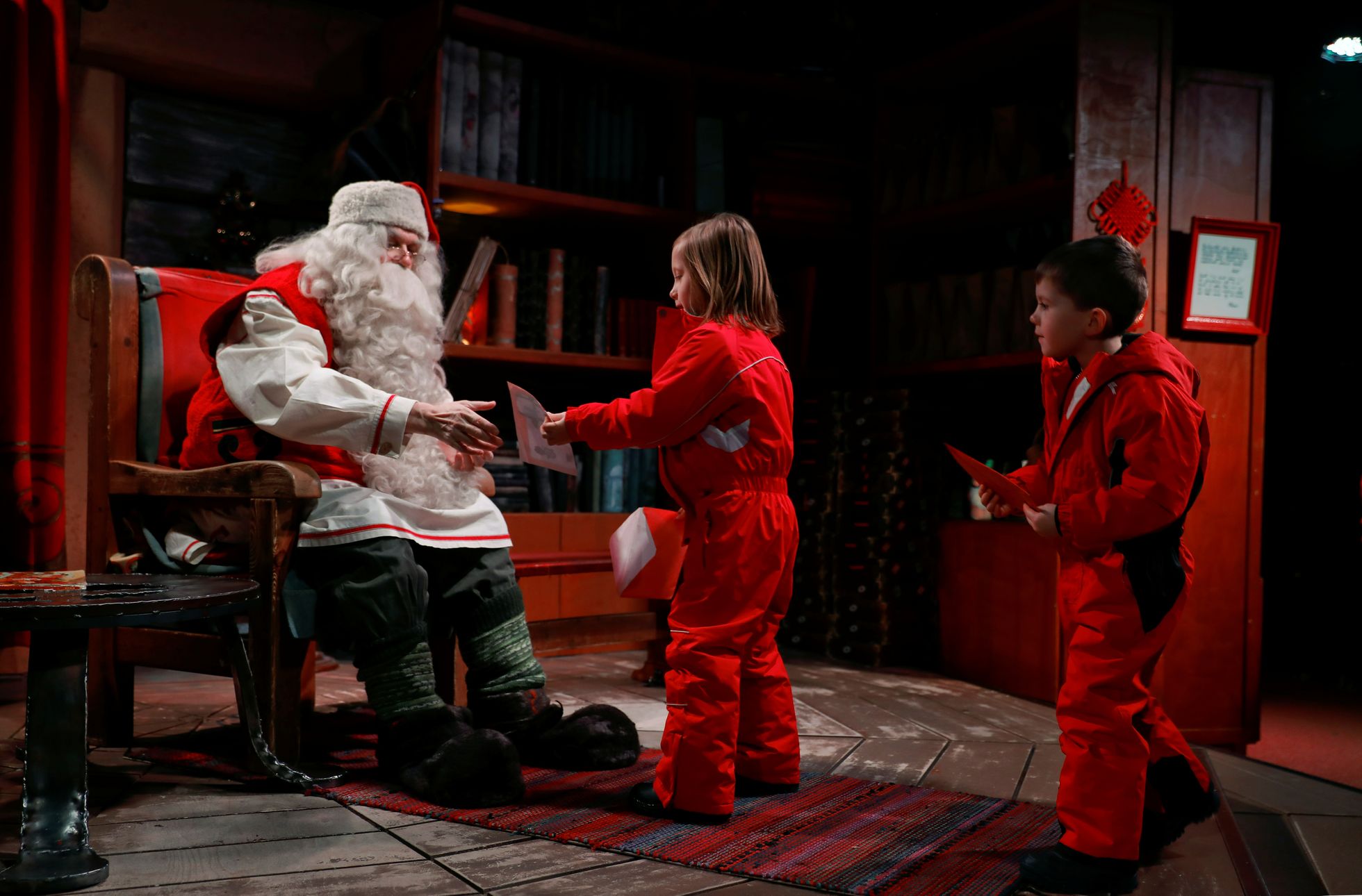 Санта Клаус с детьми. Рованиеми, Финляндия