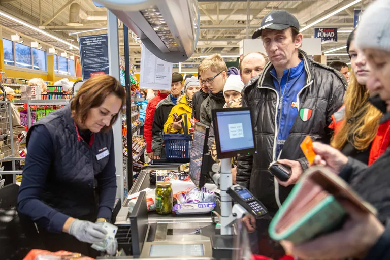 В первый день нового года магазины Maxima откроются только в 12 часов.