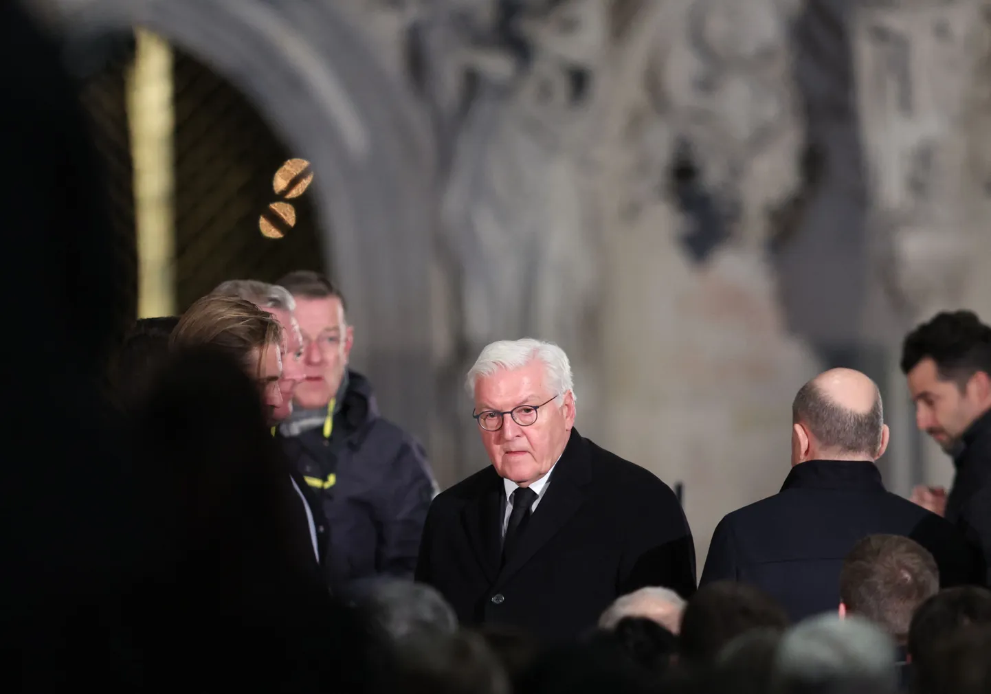 President Frank-Walter Steinmeier külastamas kirikut päev pärast rünnakut Magdeburgis.