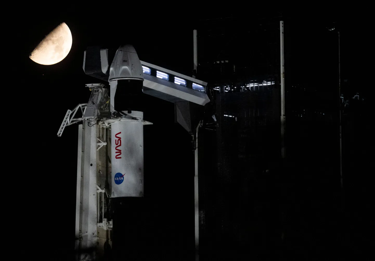 SpaceXi Falcon 9 rakett oli stardivalmis