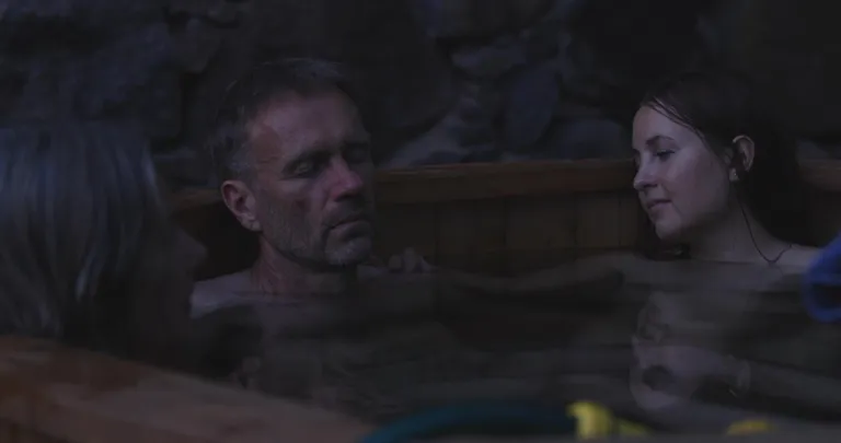 Dokfilmi «Minu kallimad» üks tegelasi on baltisakslane Kay, kes on end Lõuna-Eestis sisse seadnud ja seda kindlasti ei kahetse.