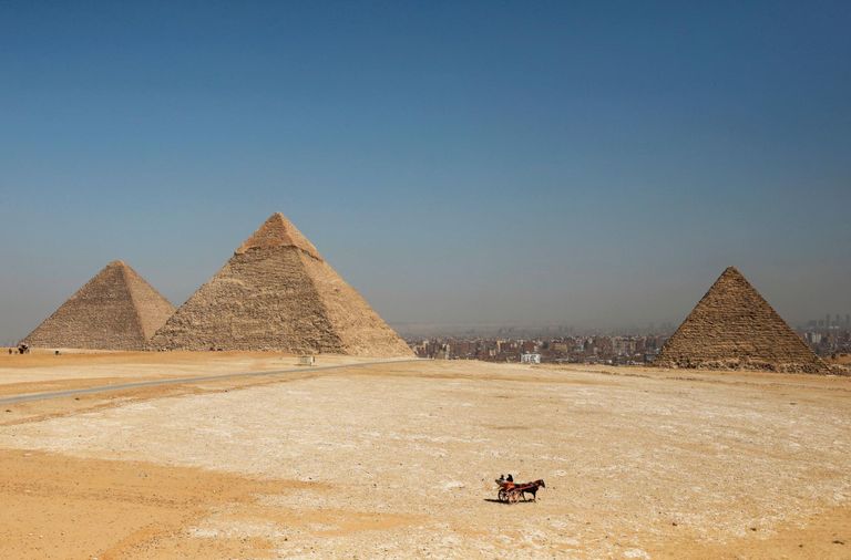 Egiptusesse sisenemiseks on vaja negatiivset koroonatõendit. Lihtsustatud korras ehk ilma viisatasuta saab aprilli lõpuni külastada vaid kuurortpiirkondasid riigi lõunaosas. Näiteks püramiidide juurde (pildil) minemine nõuab juba veidi suuremat paberimajandust.