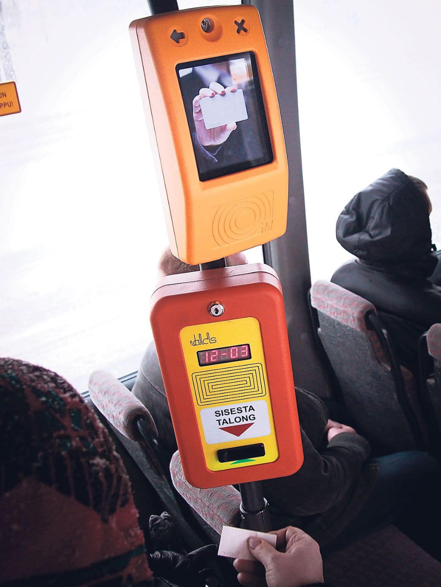 Lapsed, kes tasuta sõidu õigust tõendavate masinateni hästi oma kiipkaardiga ei ulatu, saavad kaarte aktiviseerida bussijuhi juures.