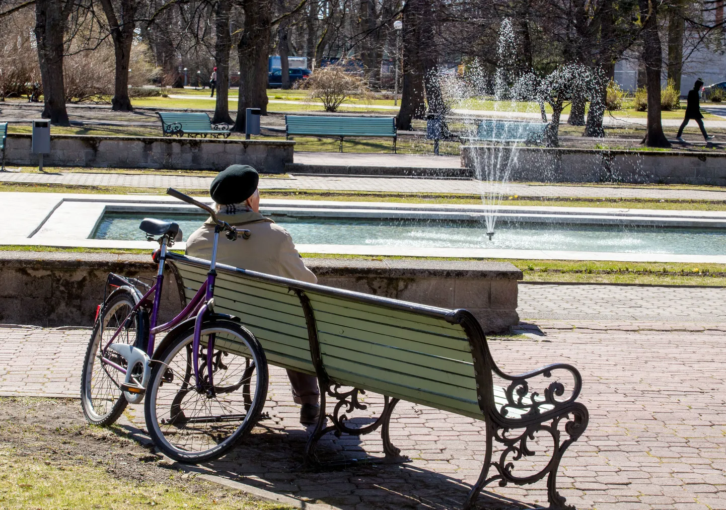 Muidu vaikses Koidula pargis võtavad esmaspäeva õhtul koha sisse bigbändi liikmed.