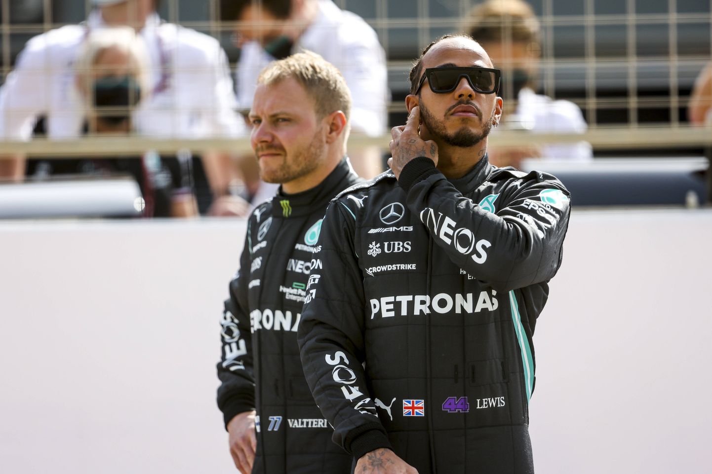 Valtteri Bottas (vasakul) ja Lewis Hamilton 2021. aastal.