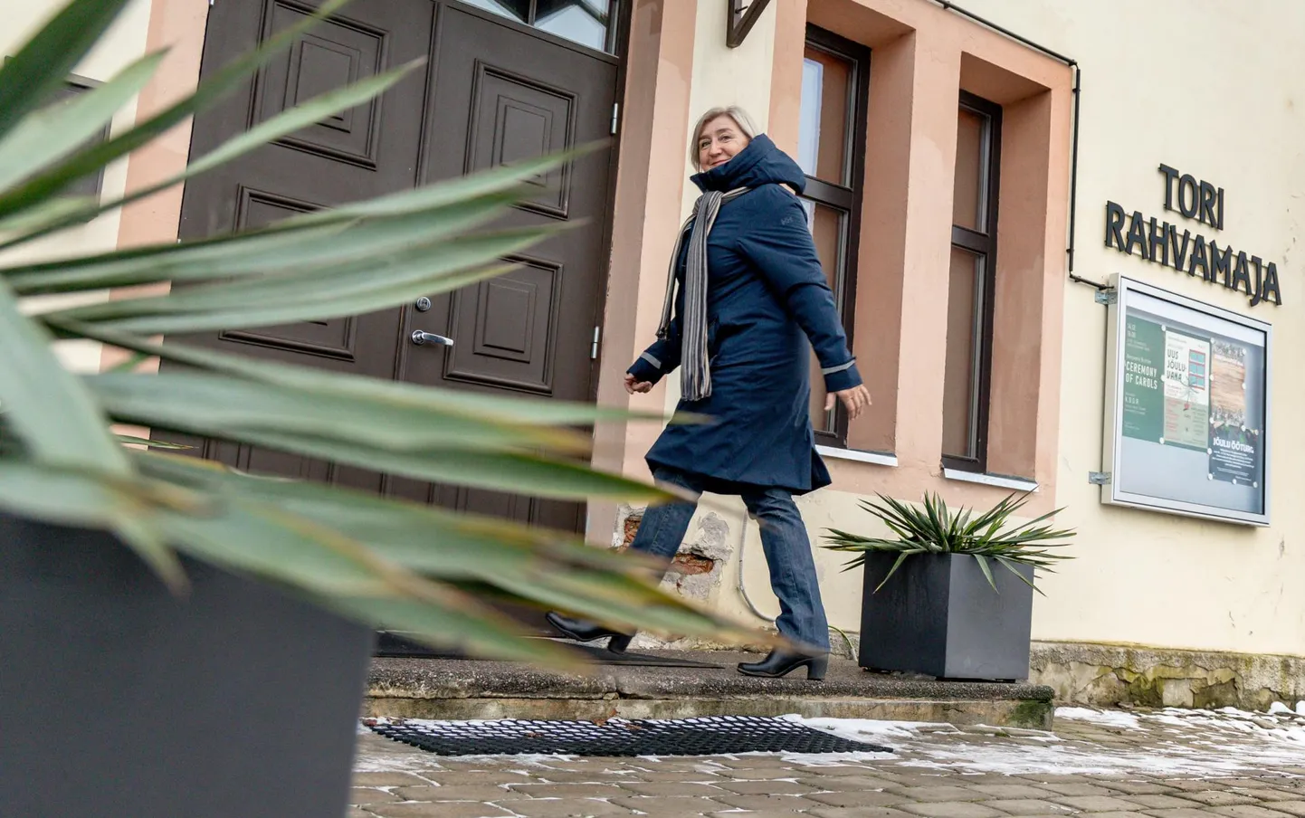 OÜ Selja taimekasvatusjuht Katrin Tiimann ruttab Tori rahvamajja Selja lauluseltsingu proovi.