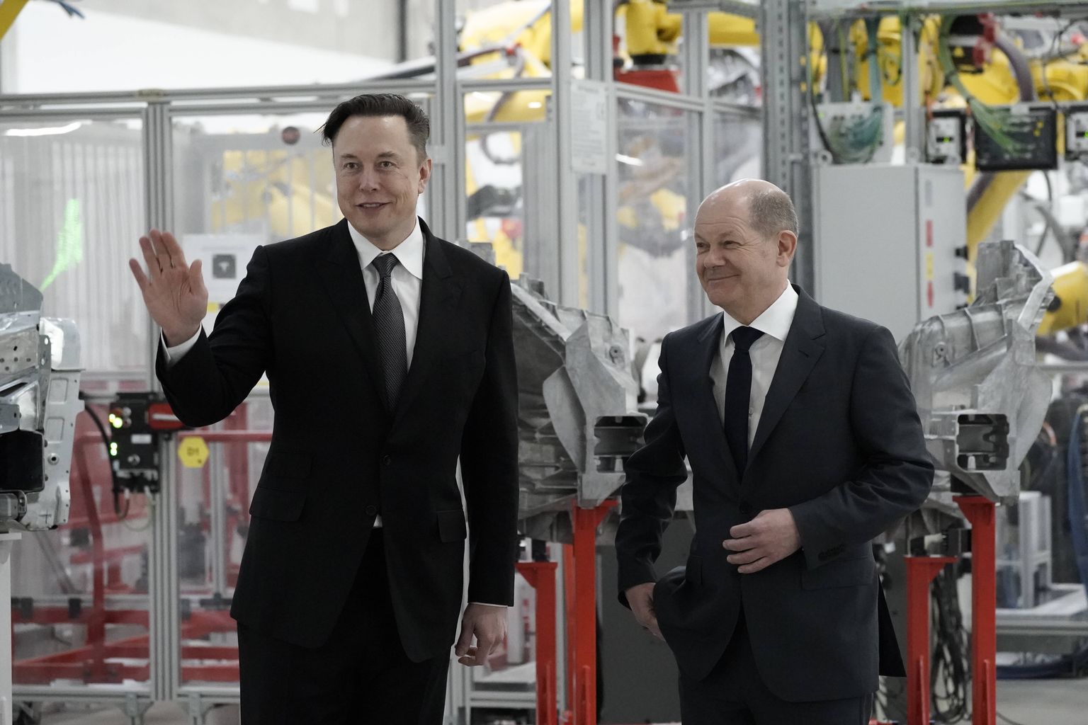 Saksamaa kantsler Olaf Scholz ja Elon Musk tehase avamisel.
