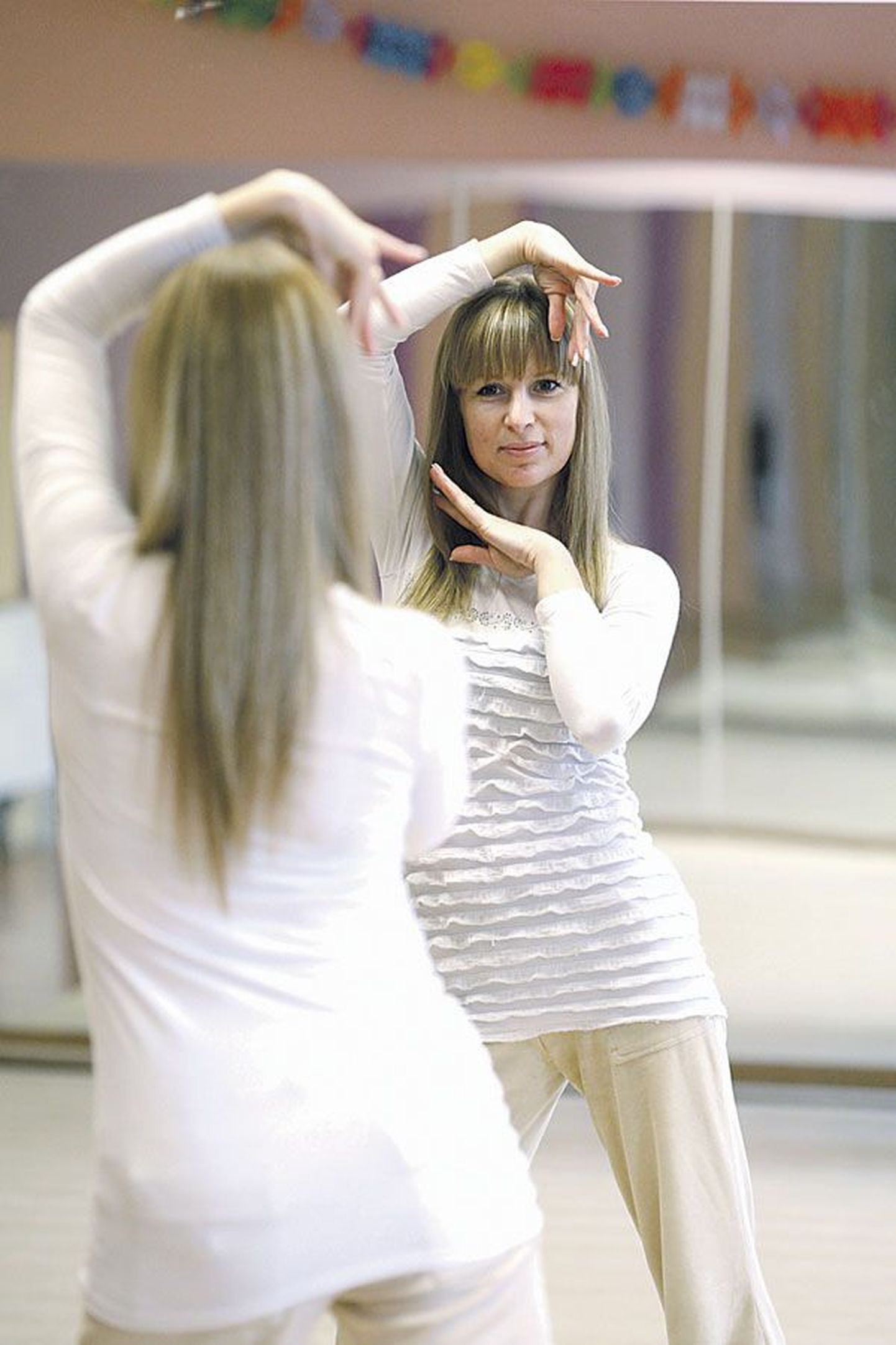 Большая часть времени Елены Фрунзе посвящена танцевальной школе. Рабочие дни нередко затягиваются до восьми часов вечера, а в выходные она ездит с учениками на конкурсы.
