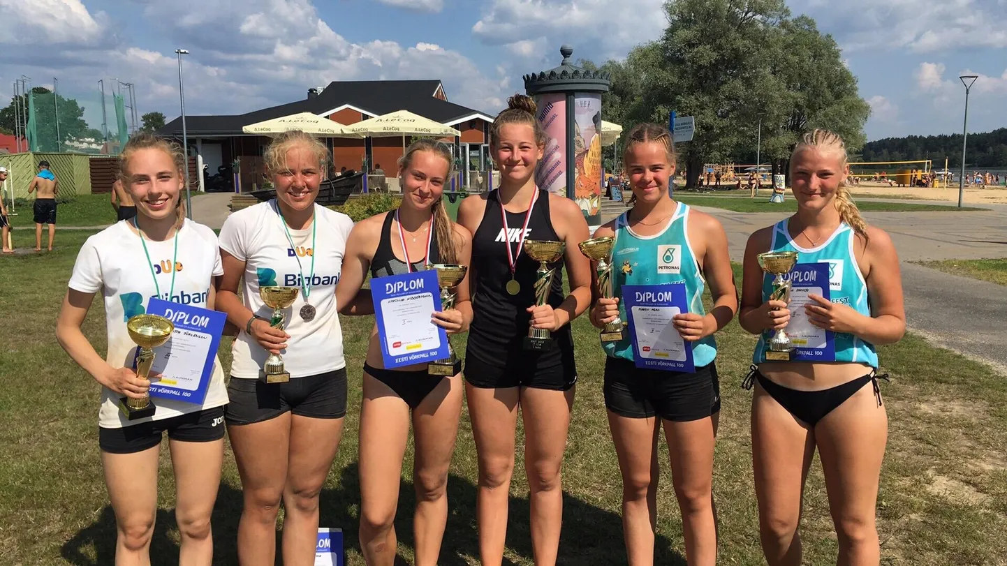 Vanuseklassis U20 võitsid etapi ja kokkuvõttes hõbekarika viljandlane Maren Mõrd (paremalt teine) ja Ragne Rahuoja (paremalt esimene).