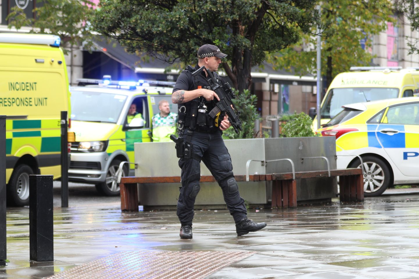 Politseinik valvab Manchesteris sündmuspaika.