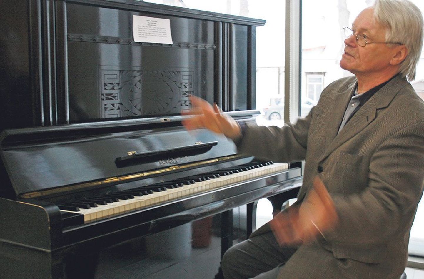 Klaveriteuurija Alo Põldmäe avastas endalegi üllatuseks, et Eestis toodetud klaverimudelite esipaneeli levinuim kujunduselement on olnud juugendlik Päike.