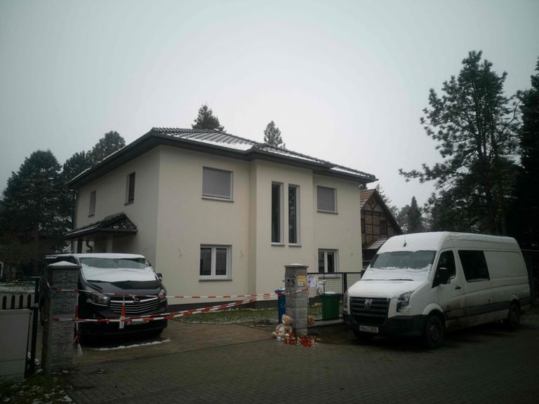 Politseiuurijate autod Saksamaal Berliini lõunaosas Königs Wusterhausenis, kus asuvast majast leiti kahe täiskasvanu ja kolme lapse surnukeha