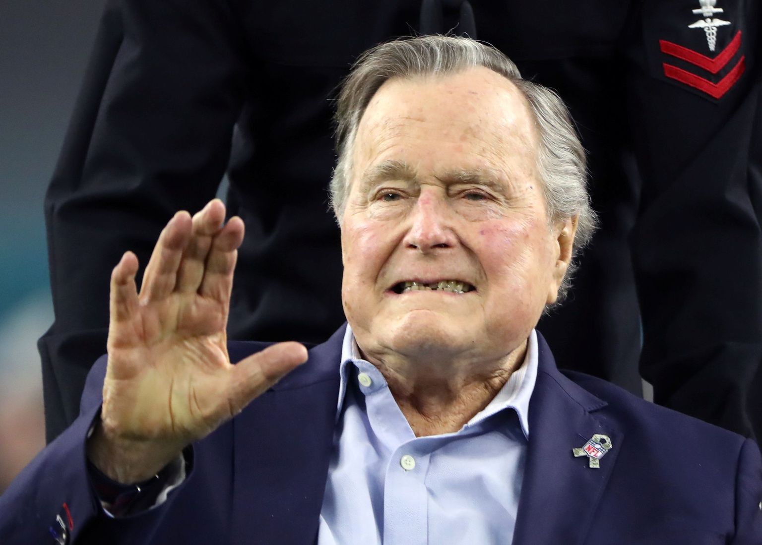 Ekspresident George H.W. Bush veebruaris tehtud fotol spordivõistlust külastamas.