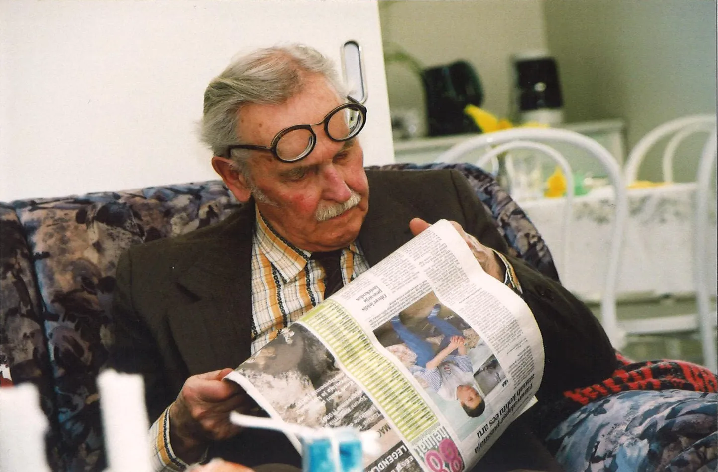 Vana foto Meeli Tankleri fotoalbumist - Pärnus elanud kirjanik Venda Sõelsepp aastal 2003 ajalehte lugemas.