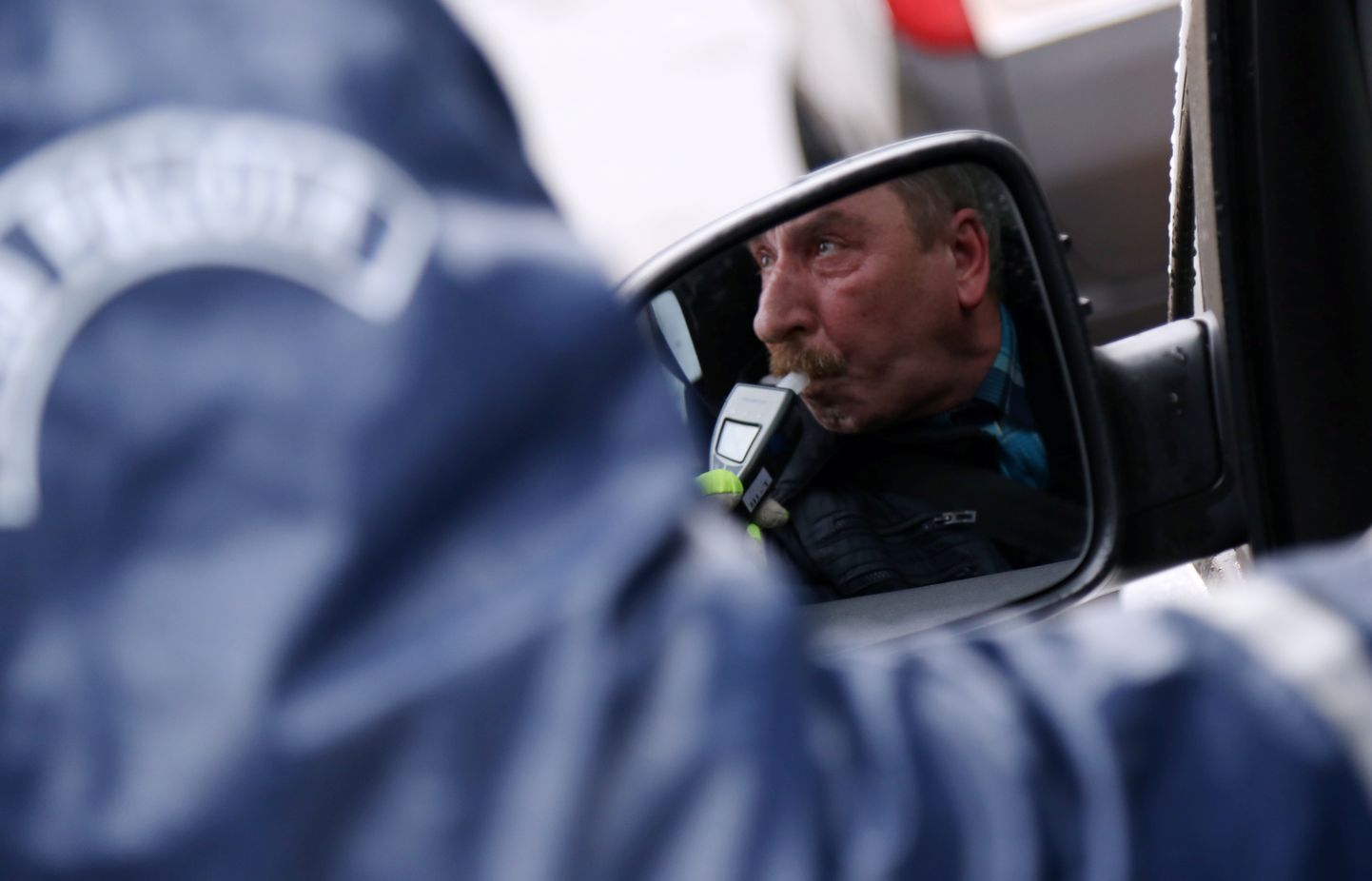 Cотрудники полиции проверяют водителей на содержание алкоголя в выдыхаемом воздухе
